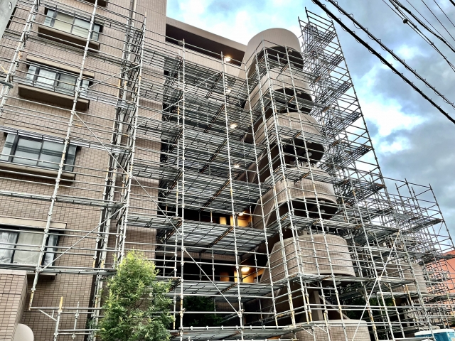 大規模修繕の足場が組まれたマンション。修繕積立金の不足が課題になっている