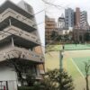 小石川図書館（左）／竹早公園のテニスコート